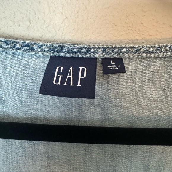 CLOSET CLEANOUT: GAP Women’s Denim Chambray V-Neck Button-Front Shirt - Size L - Picture 4 of 8